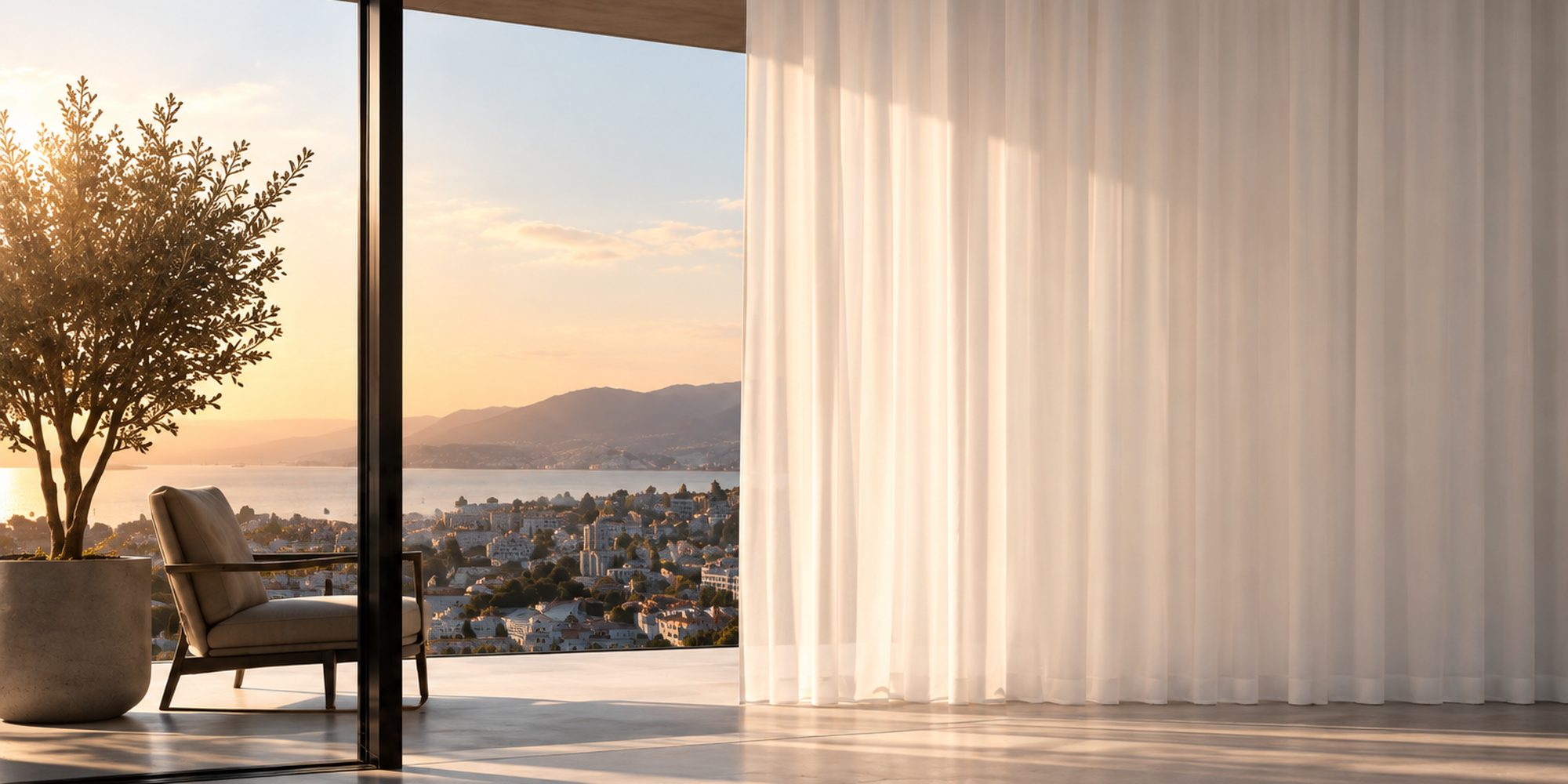Wohnraum mit Blick über Stadt und Meer
